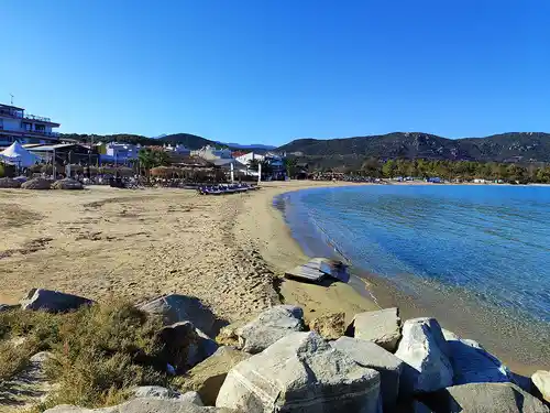 nea iraklitsa rocks beach sand