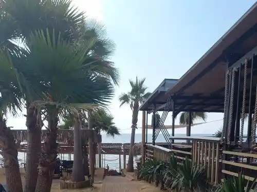 paralia ofrinio beach bar wooden path