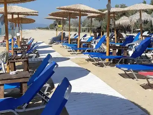 paralia ofrinio straw umbrellas sunbeds